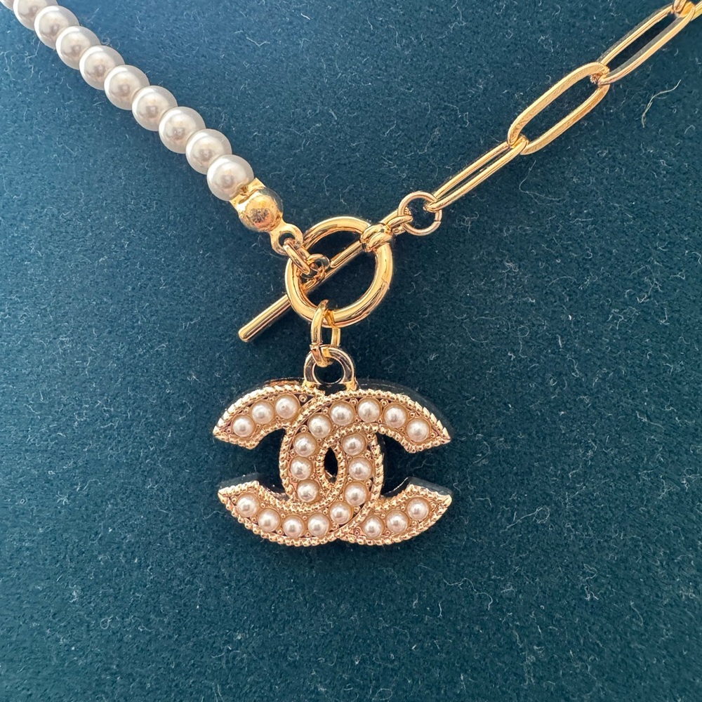 CHANEL Gold & Pearls charm on unbranded pearl & paperclip necklace - Picture 4 of 5